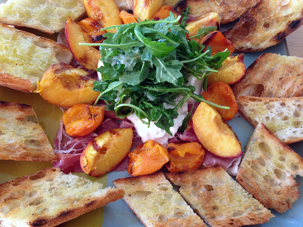 Grilled_peaches_and_apricots_with_burrata_web_grande